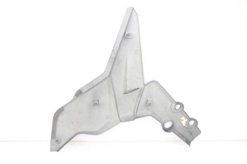 photo de OSŁONA POD SIODŁEM PRAWA SYM WOLF SB 125 (2011 - 2018) - Zbliżenie techniczne