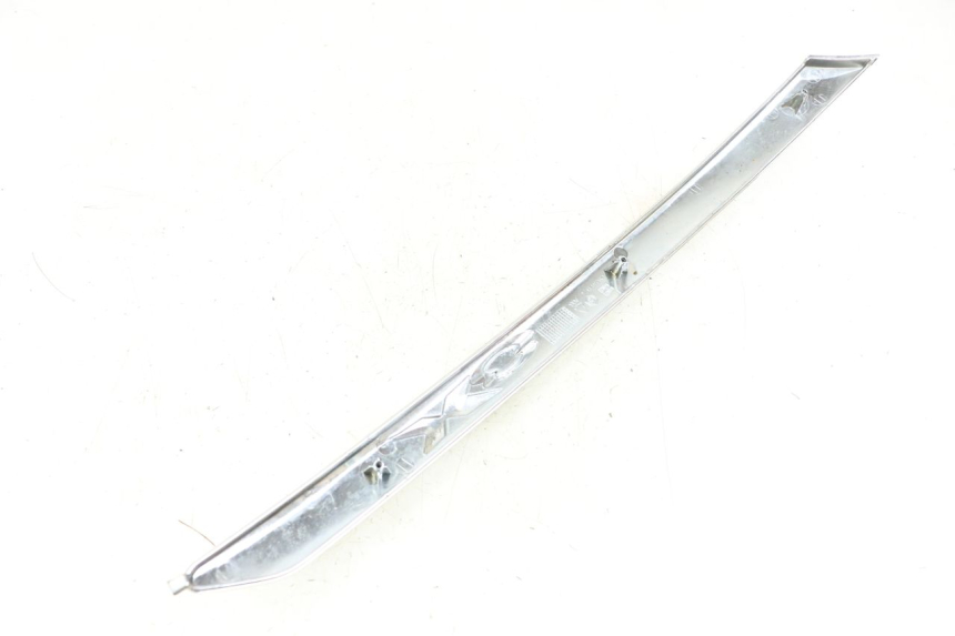 photo de OSŁONA POD SIODŁEM PRAWA PIAGGIO X8 125 (2004 - 2007) - Zbliżenie techniczne