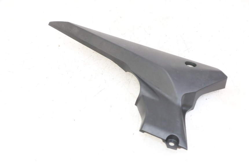 photo de OSŁONA POD SIEDZENIEM PRAWA YAMAHA XJ6 ABS 600 (2008 - 2016) - Zbliżenie techniczne