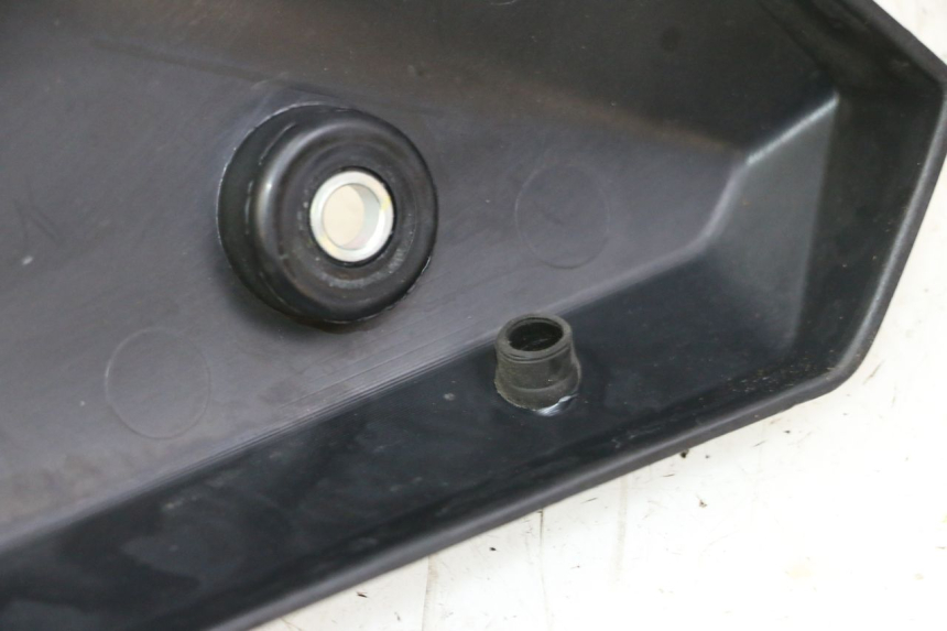 photo de OSŁONA POD SIEDZENIEM PRAWA YAMAHA XJ6 ABS 600 (2008 - 2016) - Szczegół części