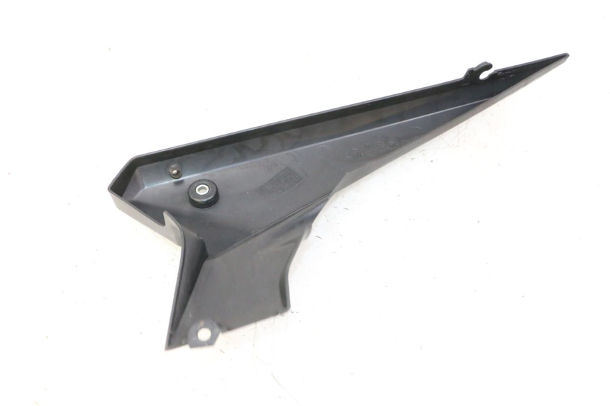 photo de OSŁONA POD SIEDZENIEM PRAWA YAMAHA XJ6 ABS 600 (2008 - 2016) - Zbliżenie techniczne