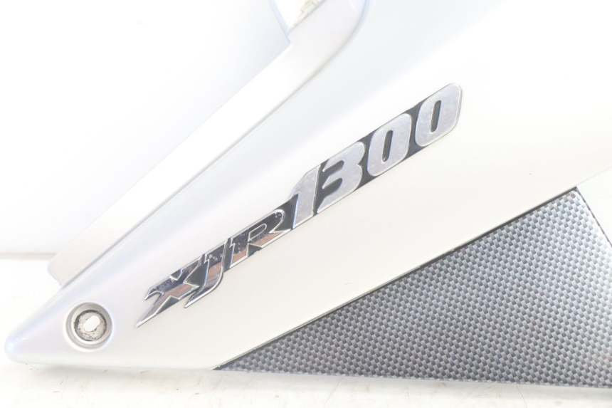 photo de PRAWA OSŁONA POD SIEDZENIEM YAMAHA XJR 1300 (1998 - 2002) - Szczegół części