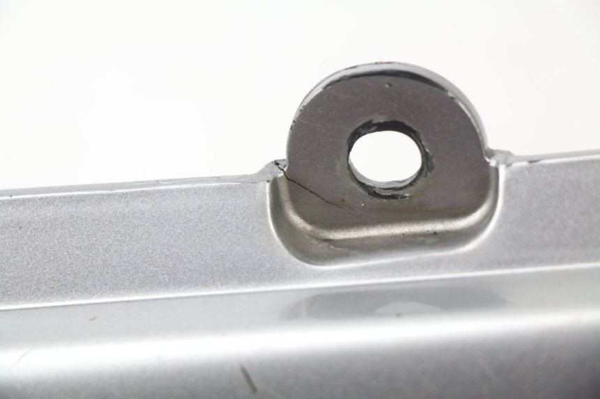 photo de OSŁONA POD SIODŁEM PRAWA HONDA XLV TRANSALP 650 (2005 - 2007) - Zbliżenie techniczne