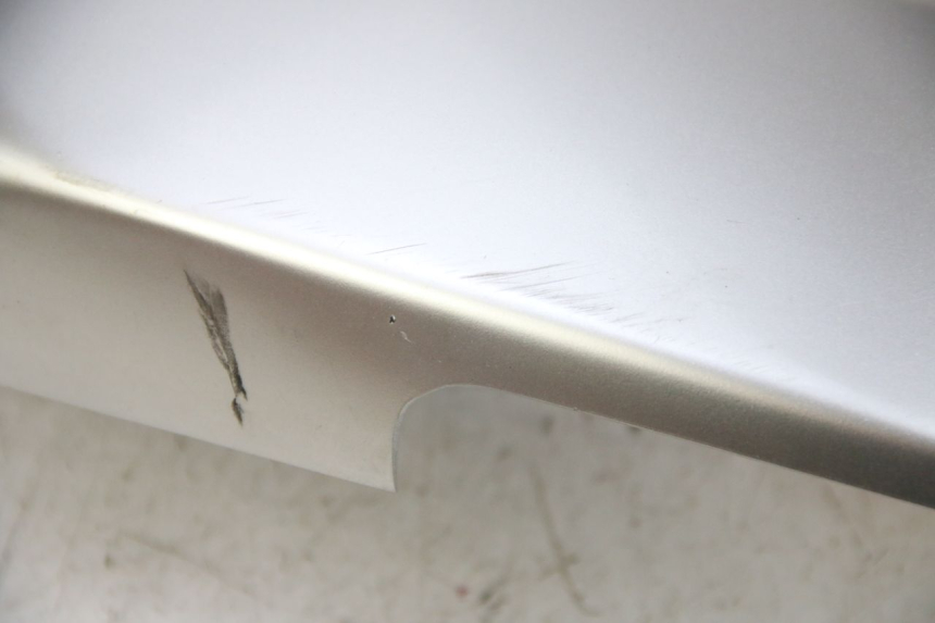 photo de OSŁONA POD SIEDZENIEM PRAWA YAMAHA XP T-MAX TMAX 500 (2004 - 2007) - Zoom stanu zużycia