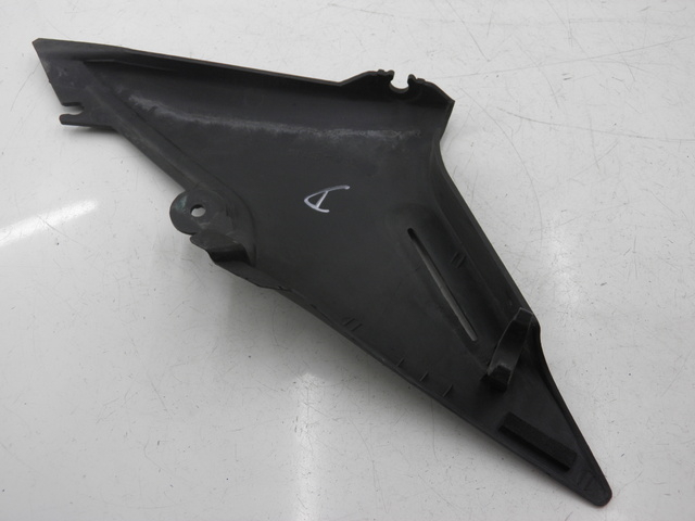 photo de OSŁONA POD SIODŁEM PRAWA YAMAHA XJS DIVERSION 600 (1997 - 1999) - Szczegół części
