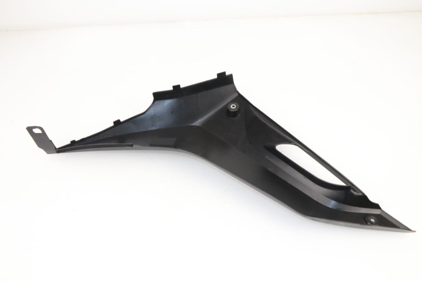 photo de OSŁONA POD SIODŁEM PRAWA YAMAHA YZF R 125 (2008 - 2013) - Zbliżenie techniczne
