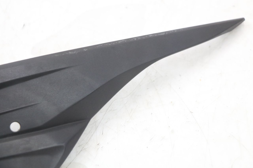 photo de OSŁONA POD LEWYM SIEDZENIEM SUZUKI ADDRESS 110 (2015 - 2020) - Inny kąt widzenia