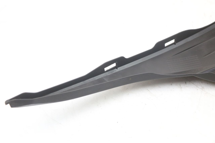 photo de OSŁONA POD LEWYM SIEDZENIEM SUZUKI ADDRESS 110 (2015 - 2020) - Stan powierzchni