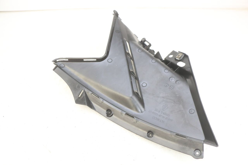 photo de OSŁONA POD LEWYM SIEDZENIEM KYMCO AGILITY 16+ 4T 50 (2018 - 2023) - Szczegół części