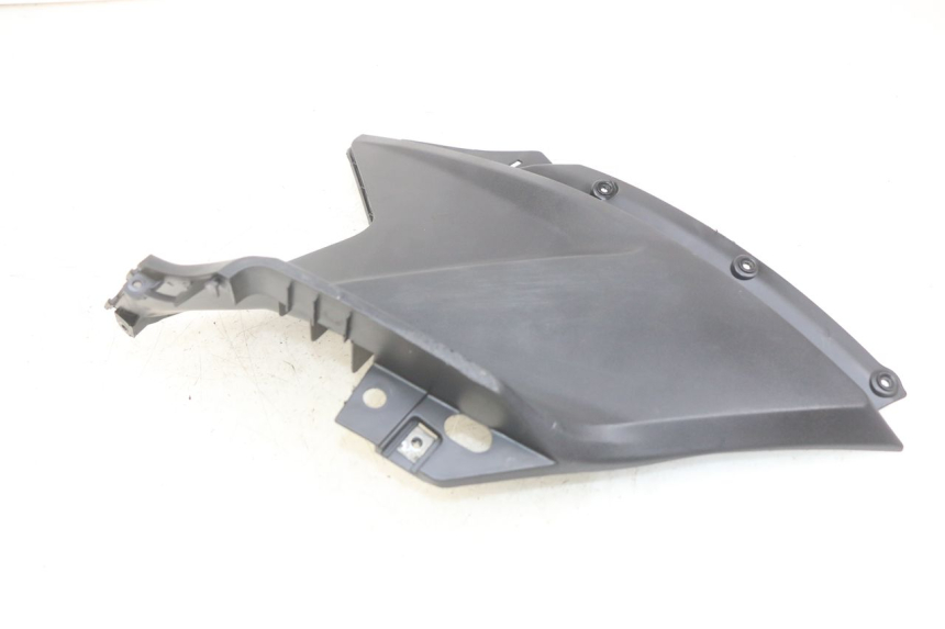 photo de OSŁONA POD LEWYM SIEDZENIEM KYMCO AGILITY 16+ 4T 50 (2018 - 2023) - Zbliżenie techniczne