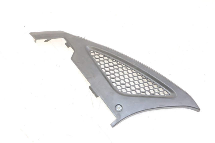 photo de OSŁONA POD LEWYM SIEDZENIEM KYMCO AGILITY NAKED RENOUVO 2T 50 (2011 - 2018) - Zoom stanu zużycia