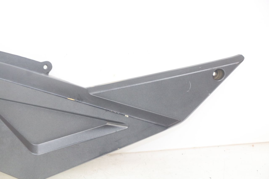 photo de OSŁONA POD LEWYM SIEDZENIEM NECO ALEXONE 125 (2017 - 2024) - Zbliżenie komponentów