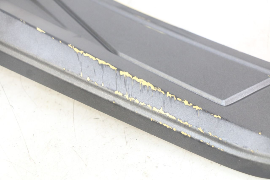 photo de OSŁONA POD LEWYM SIEDZENIEM NECO ALEXONE 125 (2017 - 2024) - Zoom stanu zużycia