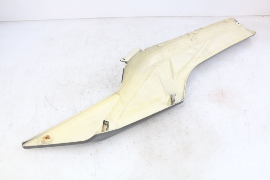 photo de OSŁONA POD LEWYM SIEDZENIEM NECO ALEXONE 125 (2017 - 2024) - Zbliżenie techniczne