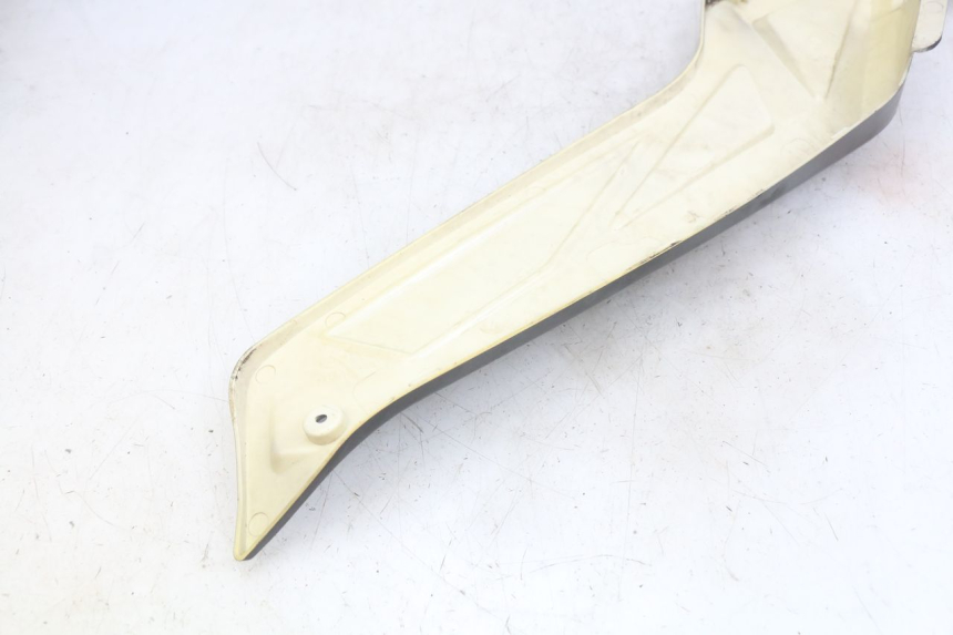 photo de OSŁONA POD LEWYM SIEDZENIEM NECO ALEXONE 125 (2017 - 2024) - Oznaczenia i referencje