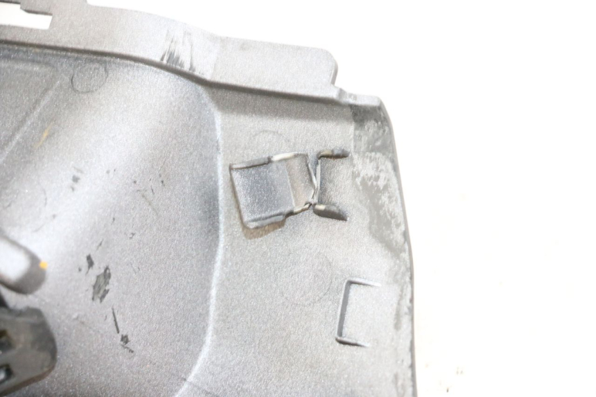 photo de OSŁONA POD LEWYM SIEDZENIEM SUZUKI BURGMAN 650 (2013 - 2020) - Zoom stanu zużycia