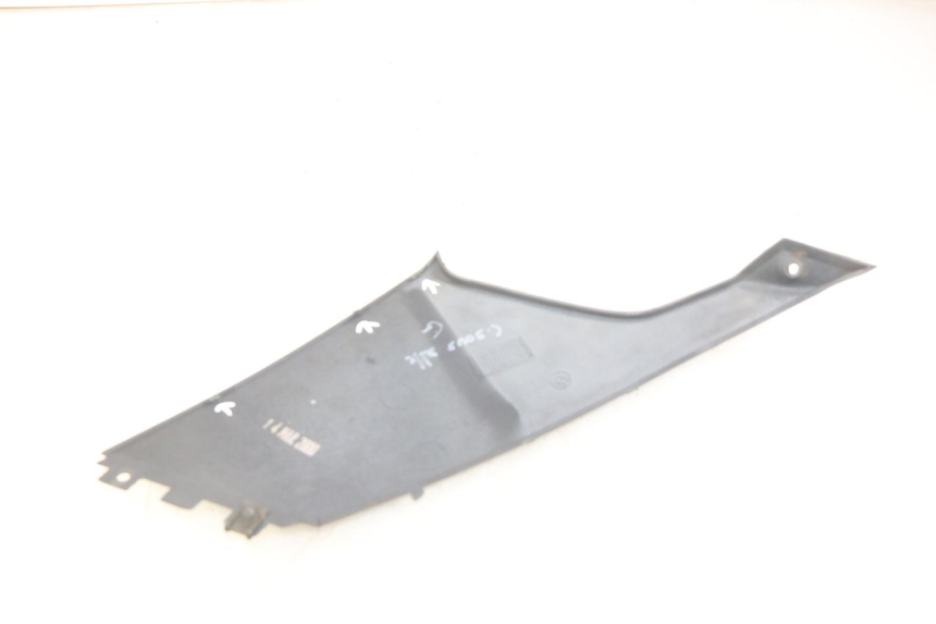 photo de OSŁONA POD LEWYM SIEDZENIEM BMW C1 125 (2000 - 2003) - Szczegół części