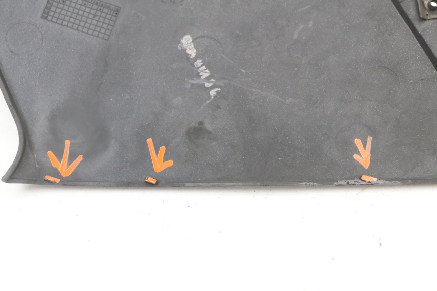 photo de OSŁONA POD LEWYM SIEDZENIEM BMW C1 125 (2000 - 2003) - Zbliżenie techniczne