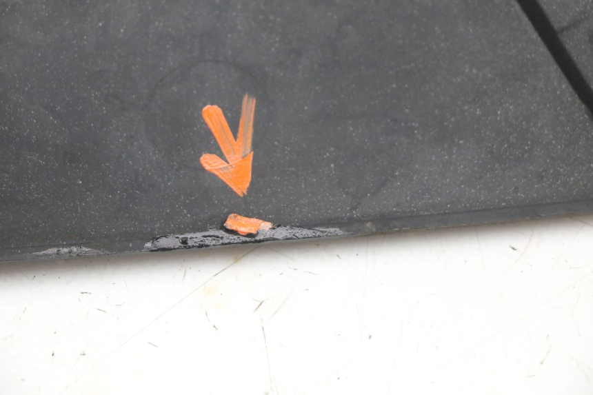 photo de OSŁONA POD LEWYM SIEDZENIEM BMW C1 125 (2000 - 2003) - Punkty mocowania