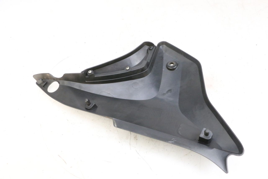 photo de OSŁONA POD LEWYM SIEDZENIEM KSR CODE 125 (2018 - 2020) - Zoom stanu zużycia