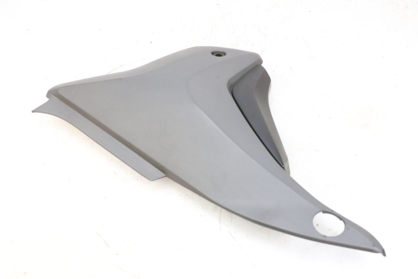 photo de OSŁONA POD LEWYM SIEDZENIEM KSR CODE 125 (2018 - 2020) - Zbliżenie techniczne