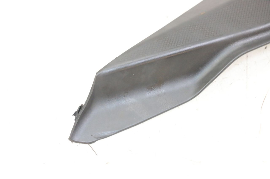 photo de OSŁONA POD LEWYM SIEDZENIEM DERBI SENDA SM DRD X-TREME 50 (2011 - 2017) - Zoom stanu zużycia