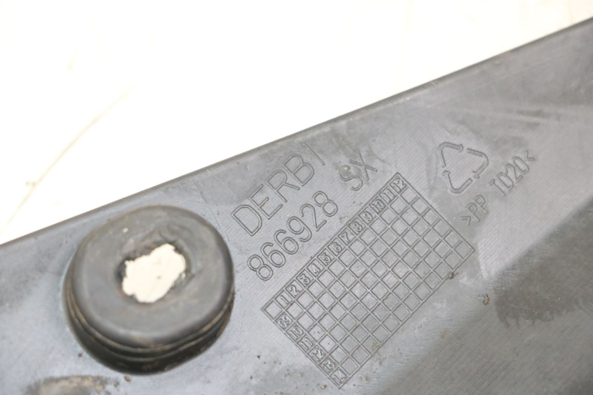 photo de OSŁONA POD LEWYM SIEDZENIEM DERBI SENDA SM DRD X-TREME 50 (2011 - 2017) - Inny kąt widzenia