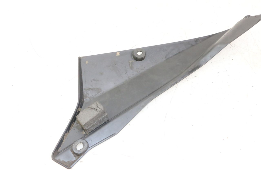 photo de OSŁONA POD LEWYM SIEDZENIEM DERBI SENDA SM DRD X-TREME 50 (2011 - 2017) - Zbliżenie techniczne