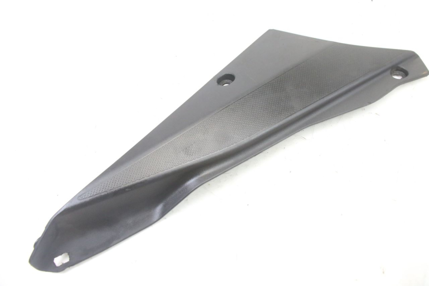 photo de OSŁONA POD LEWYM SIEDZENIEM DERBI SENDA SM DRD X-TREME 50 (2011 - 2017) - Szczegół części