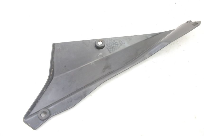 photo de OSŁONA POD LEWYM SIEDZENIEM DERBI SENDA SM DRD X-TREME 50 (2011 - 2017) - Inny kąt widzenia