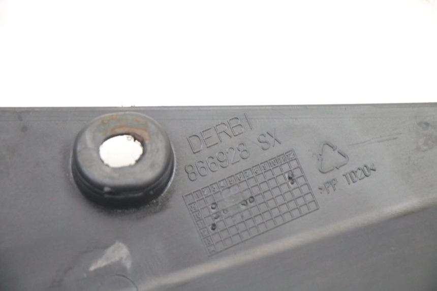 photo de OSŁONA POD LEWYM SIEDZENIEM DERBI SENDA SM DRD X-TREME 50 (2011 - 2017) - Zbliżenie techniczne