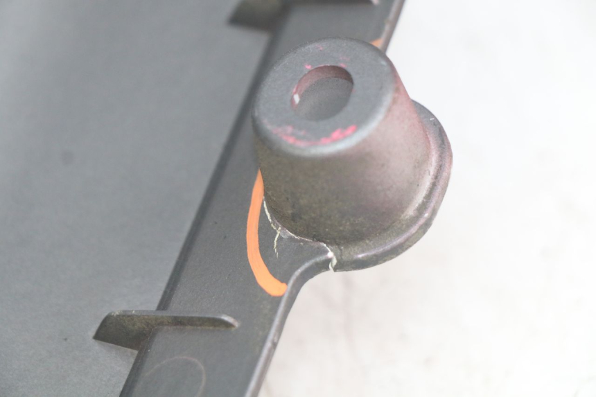 photo de OSŁONA POD LEWYM SIEDZENIEM PEUGEOT DJANGO 4T 50 (2014 - 2019) - Zbliżenie techniczne