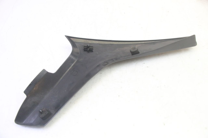 photo de OSŁONA POD LEWYM SIEDZENIEM SUZUKI DL V STROM 1000 (2002 - 2007) - Zbliżenie techniczne