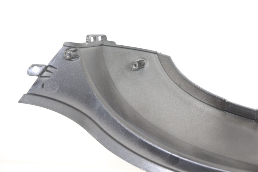 photo de OSŁONA POD LEWYM SIEDZENIEM SYM FIDDLE 3 III 125 (2014 - 2020) - Szczegół części