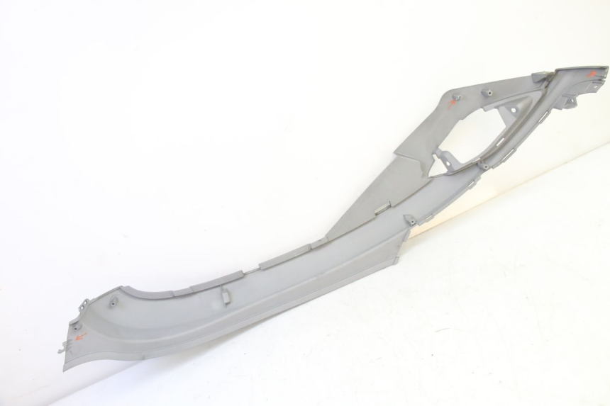 photo de OSŁONA POD LEWYM SIEDZENIEM SYM FIDDLE 3 III 125 (2014 - 2020) - Zbliżenie techniczne