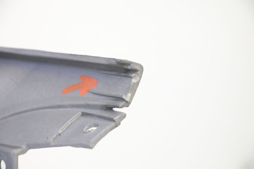 photo de OSŁONA POD LEWYM SIEDZENIEM SYM FIDDLE 3 III 125 (2014 - 2020) - Oznaczenia i referencje