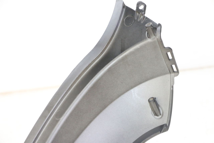 photo de OSŁONA POD LEWYM SIEDZENIEM SYM FIDDLE 3 III 50 (2014 - 2020) - Szczegół części