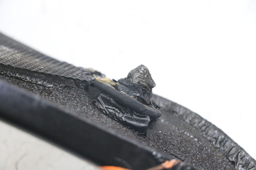 photo de OSŁONA POD LEWYM SIEDZENIEM YAMAHA FJ 3CX 1200 (1986 - 1996) - Zoom stanu zużycia