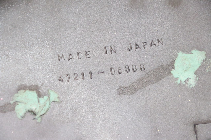 photo de OSŁONA POD LEWYM SIEDZENIEM SUZUKI GN 125 (1997 - 2000) - Szczegół części