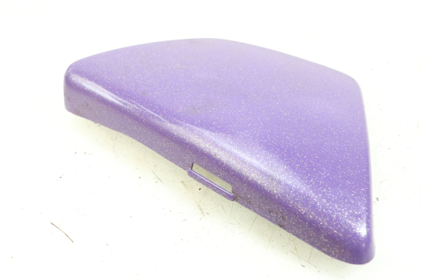 photo de OSŁONA POD LEWYM SIEDZENIEM SUZUKI GN 125 (1997 - 2000) - Zbliżenie techniczne