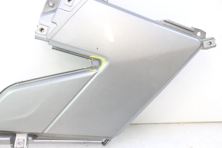 photo de OSŁONA POD SIEDZENIEM LEWA GILERA GP 800 (2007 - 2013) - Zbliżenie techniczne