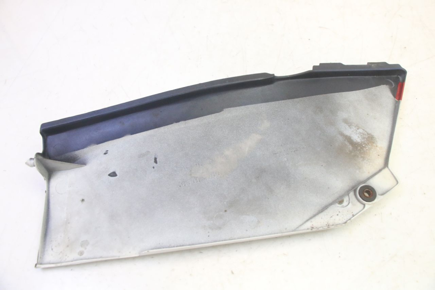 photo de OSŁONA POD LEWYM SIEDZENIEM KAWASAKI GPX R WARBIRD 600 (1988 - 1993) - Zbliżenie techniczne