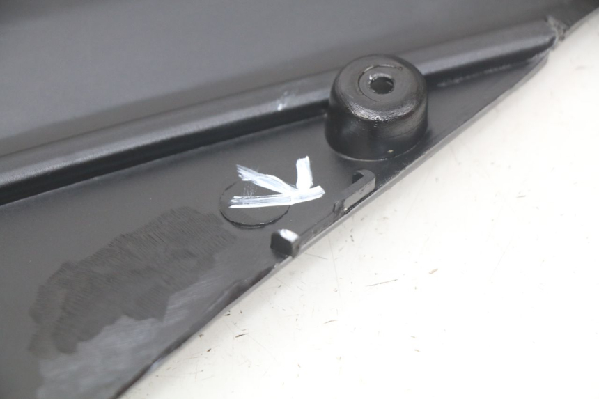 photo de OSŁONA POD LEWYM SIEDZENIEM TNT MOTOR GRIDO 2T 50 (2010 - 2019) - Inny kąt widzenia