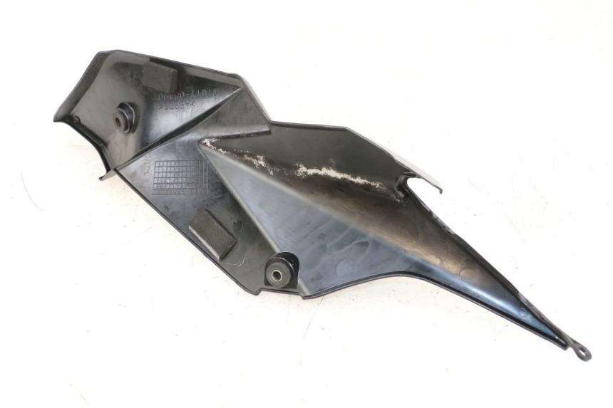 photo de OSŁONA POD LEWYM SIEDZENIEM SUZUKI GSR 750 (2011 - 2017) - Szczegół części