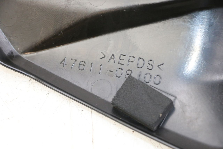 photo de OSŁONA POD LEWYM SIEDZENIEM SUZUKI GSR 750 (2011 - 2017) - Zoom stanu zużycia