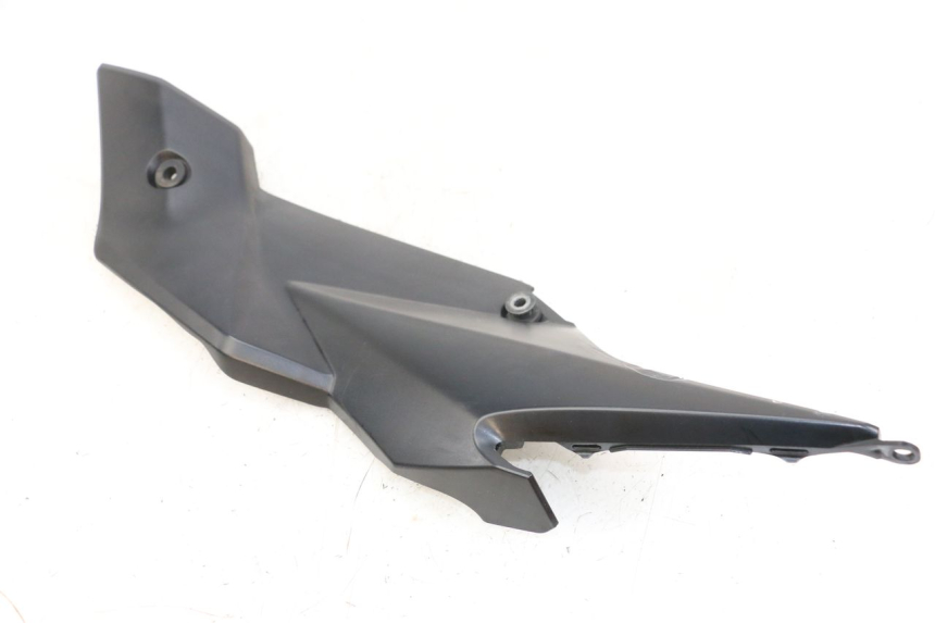 photo de OSŁONA POD LEWYM SIEDZENIEM SUZUKI GSR 750 (2011 - 2017) - Widok ogólny