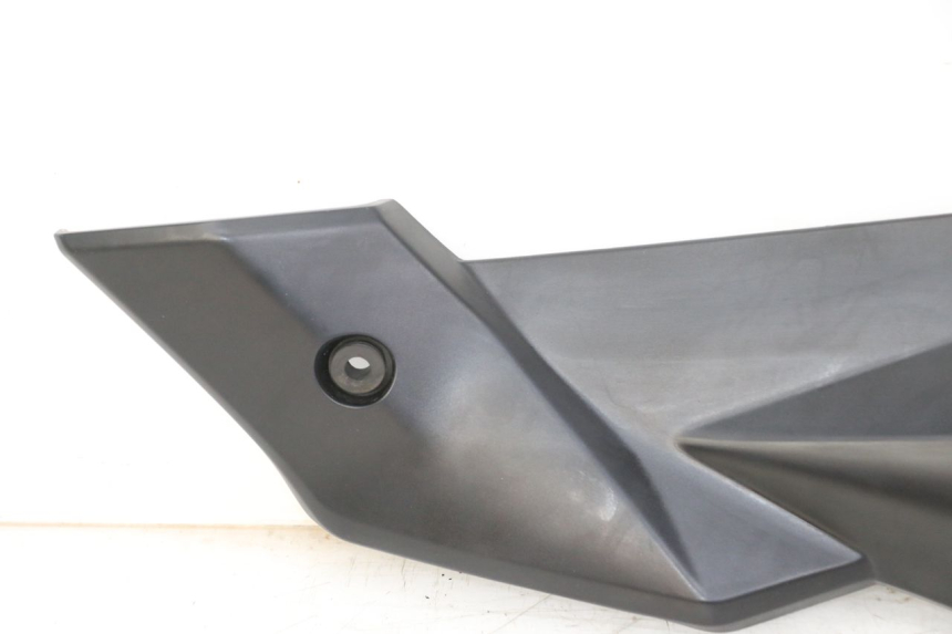 photo de OSŁONA POD LEWYM SIEDZENIEM SUZUKI GSR 750 (2011 - 2017) - Część sprawdzona