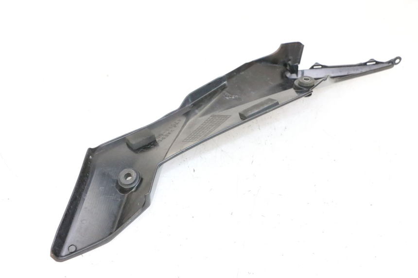 photo de OSŁONA POD LEWYM SIEDZENIEM SUZUKI GSR 750 (2011 - 2017) - Zoom stanu zużycia