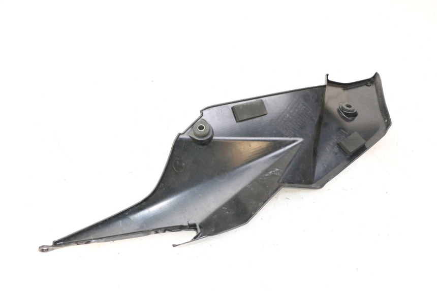photo de OSŁONA POD LEWYM SIEDZENIEM SUZUKI GSR 750 (2011 - 2017) - Zbliżenie techniczne