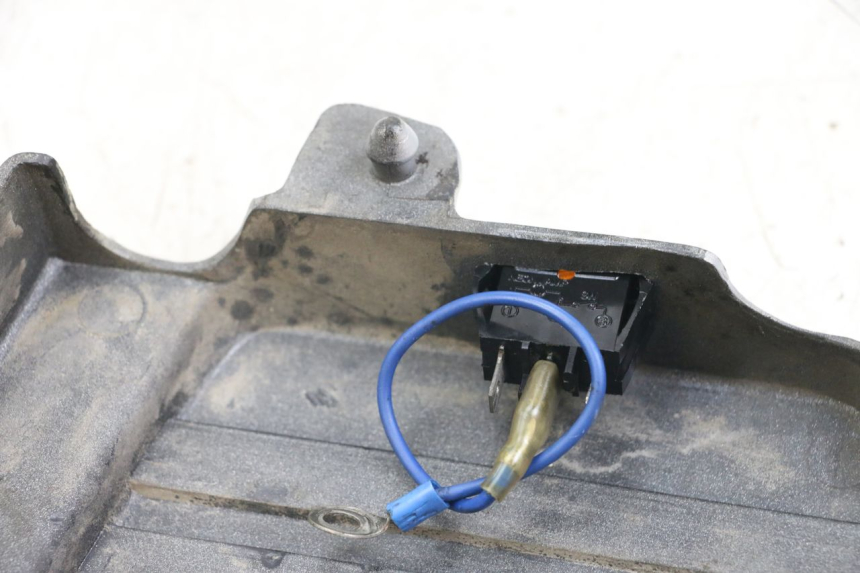 photo de OSŁONA POD LEWYM SIEDZENIEM SUZUKI GSX E 250 (1982 - 1983) - Zoom stanu zużycia